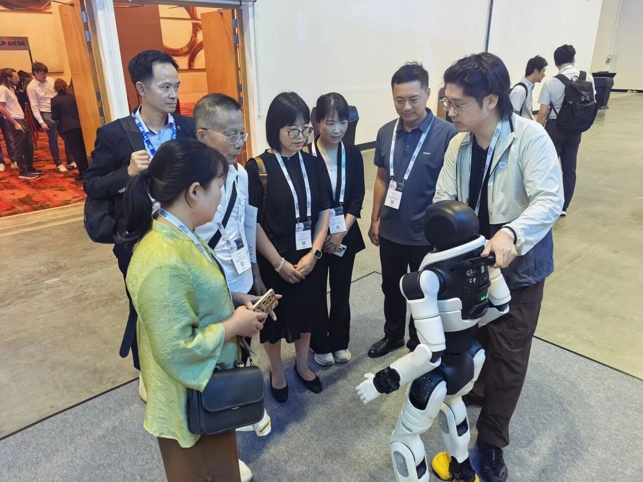 我校人工智能与电子工程学院教师代表赴新加坡参加世界人工智能大会亚太生态活动 AIMX Singapore 2026