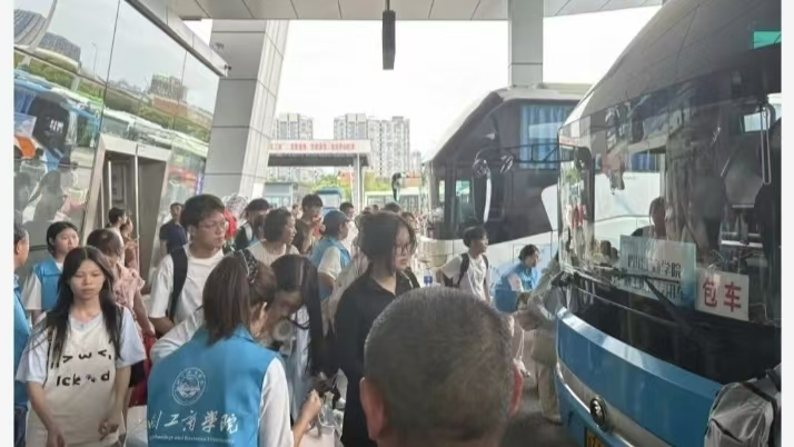 迎新进行时丨我们为你们备好了直达的接驳车