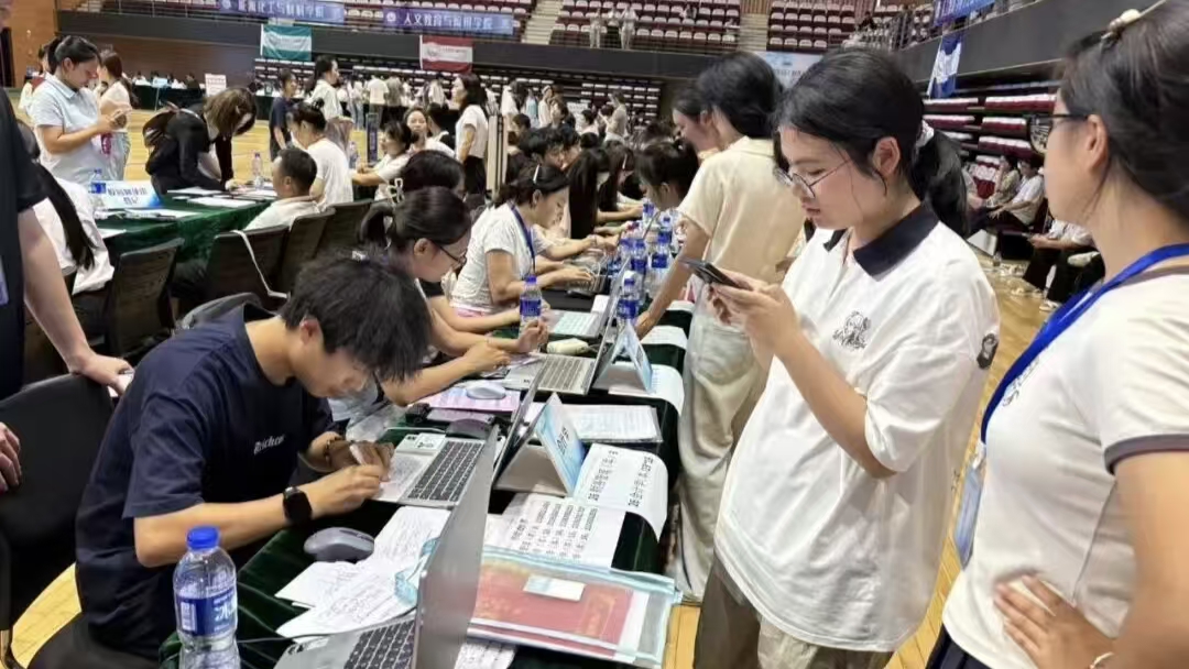 迎新进行时 | 数字经济与管理学院欢迎2026级新同学！