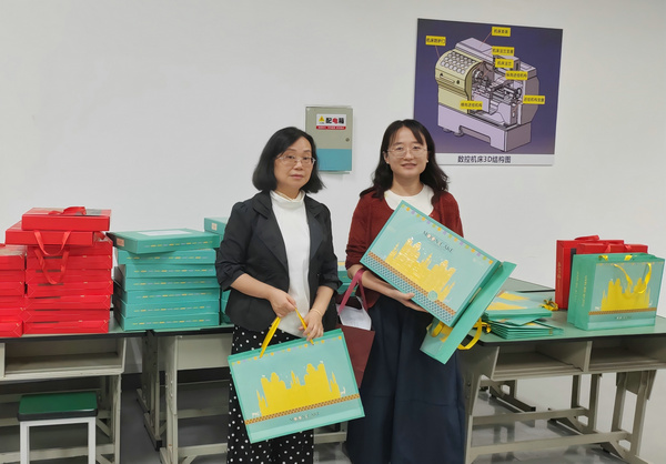 情暖中秋 心系师恩——智能建造与制造学院举办中秋节慰问活动