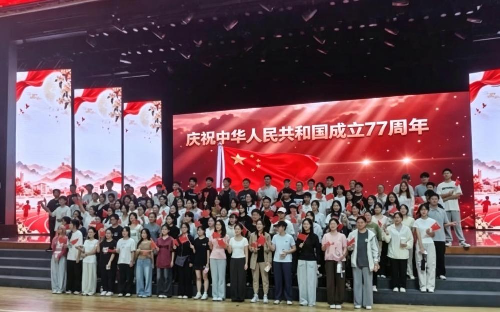 喜迎国庆强体魄 健康活力燃青春——学校留校同学共同为祖国庆生