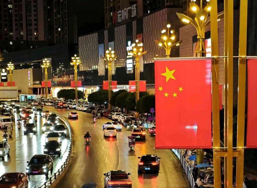 家国同庆：假期里的烟火与担当